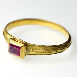 Gold Finger Ring late 16th/early 17th Century AD Set With Pink Ruby -0