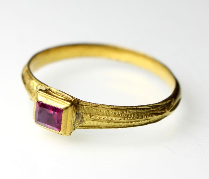 Gold Finger Ring late 16th/early 17th Century AD Set With Pink Ruby -0