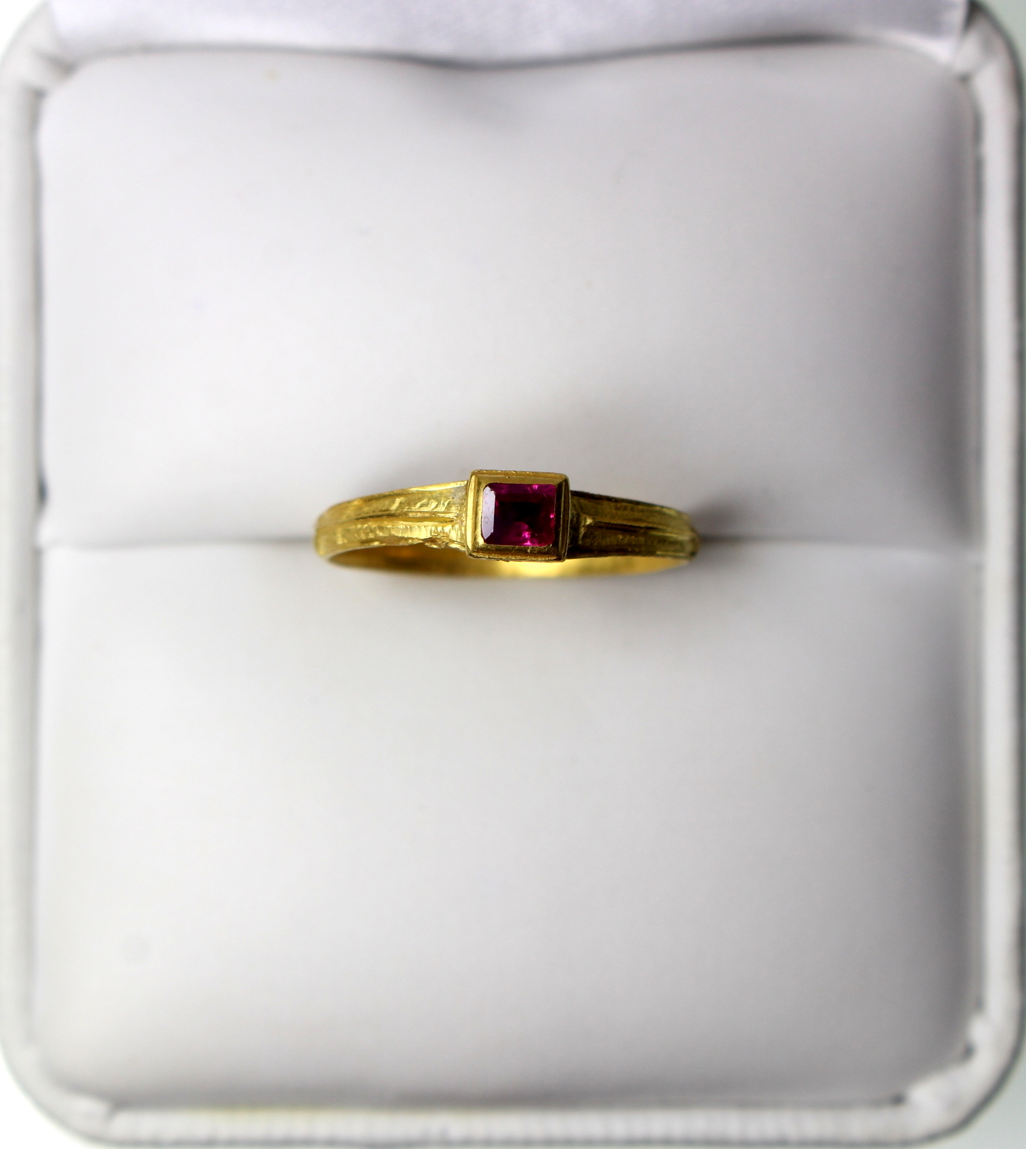 Gold Finger Ring 16th AD Set With Pink Ruby : Silbury Coins