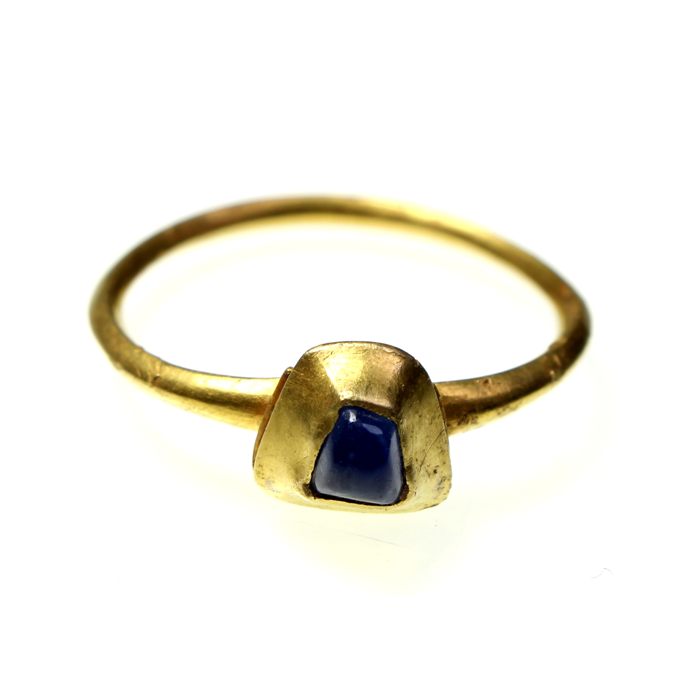 Gold black-letter posy ring, 'MON COEUR AVEZ', England 15th century -  Ref.103237