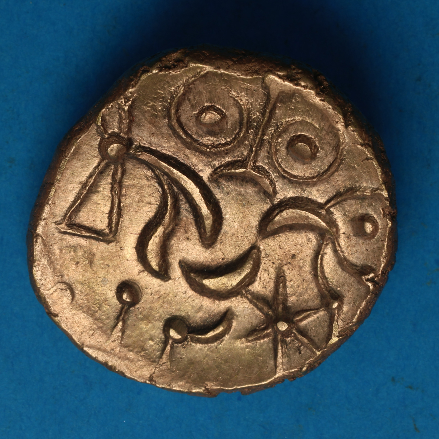 Corieltavi 1st Century BC Gold Stater South Ferriby type *Exceptional example* - Image 3