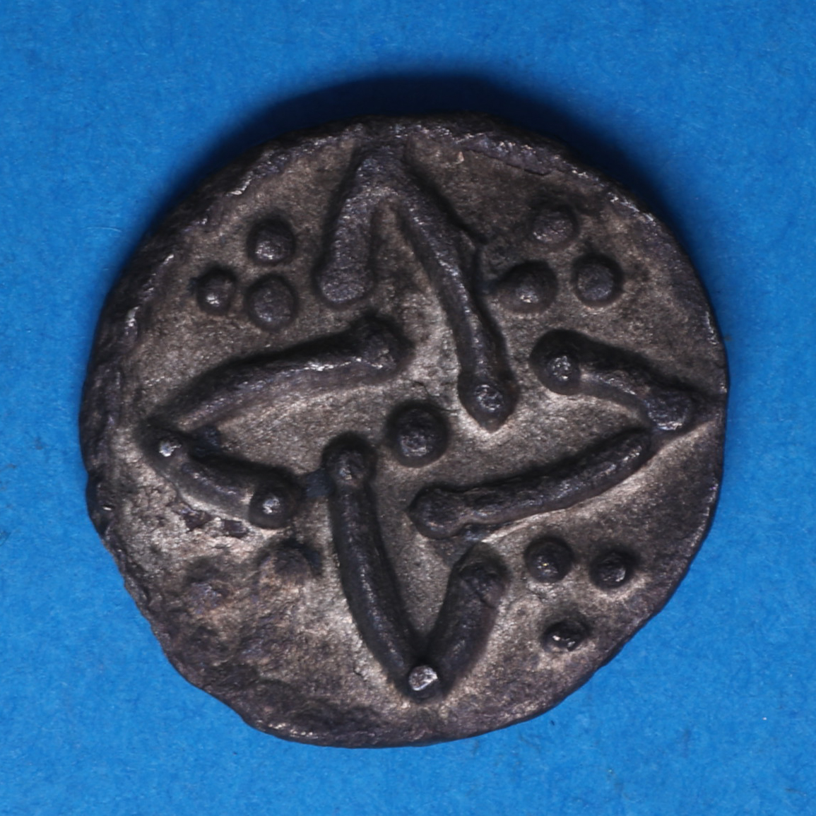 Anglo Saxon Continental Issues 695-740AD Silver Sceat, Interlace Cross type (Maastricht type) Rare - Image 4