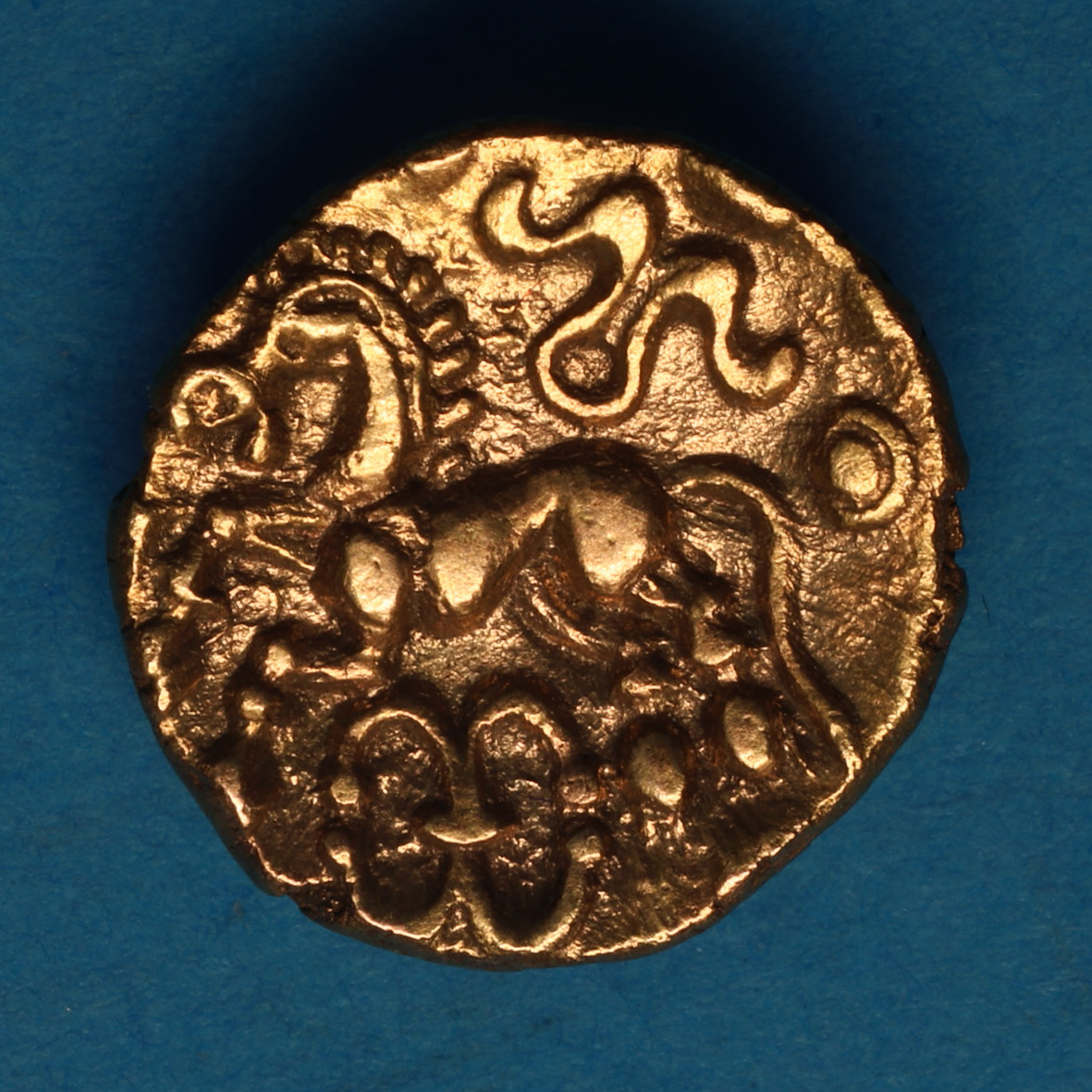 Cantiaci 1st Century BC Double Torc Gold Quarter Stater *Excessively Rare* - Image 3