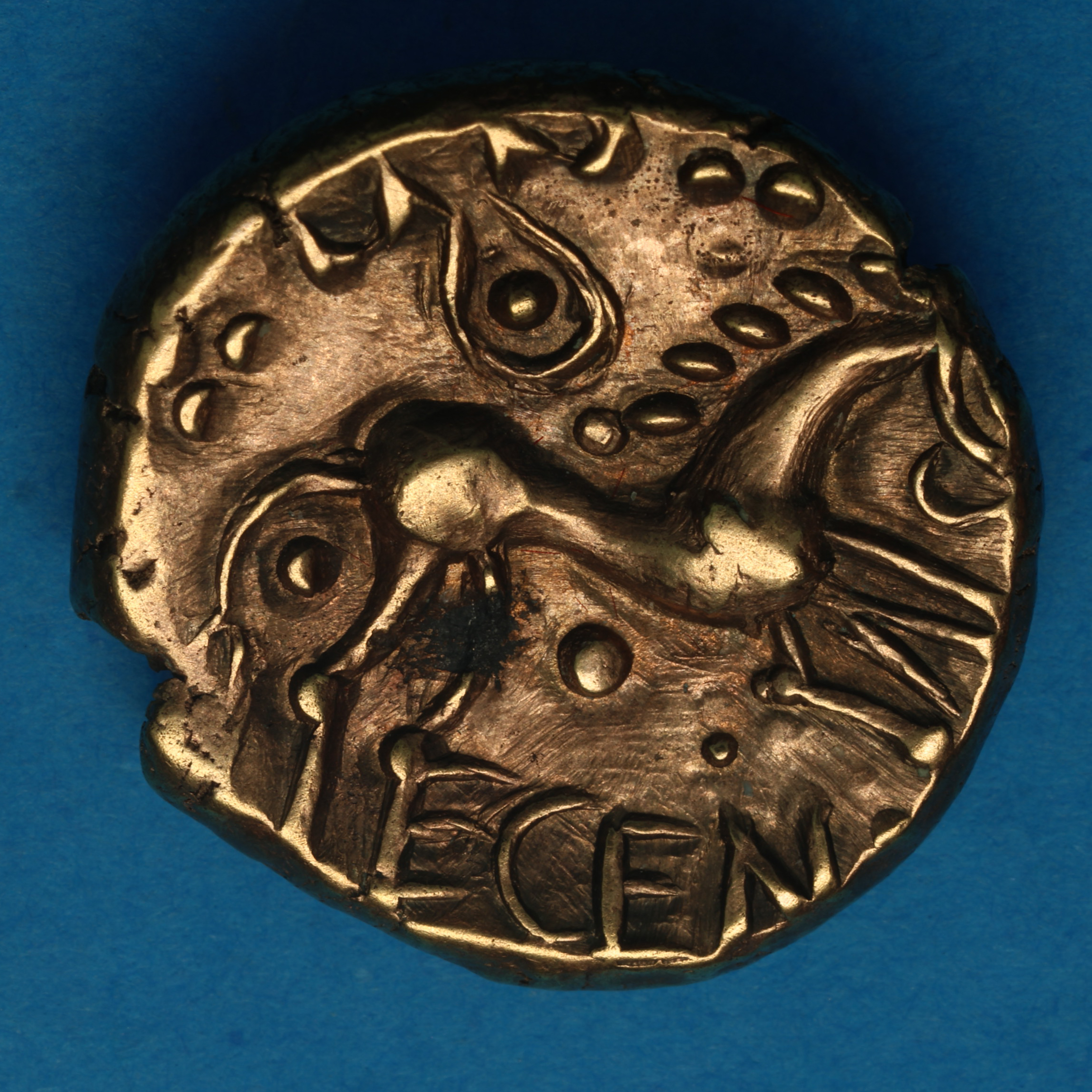 Iceni Ecen c. AD 10-43 Ecen Triple Moons Gold Stater *Excessively Rare* - Image 3
