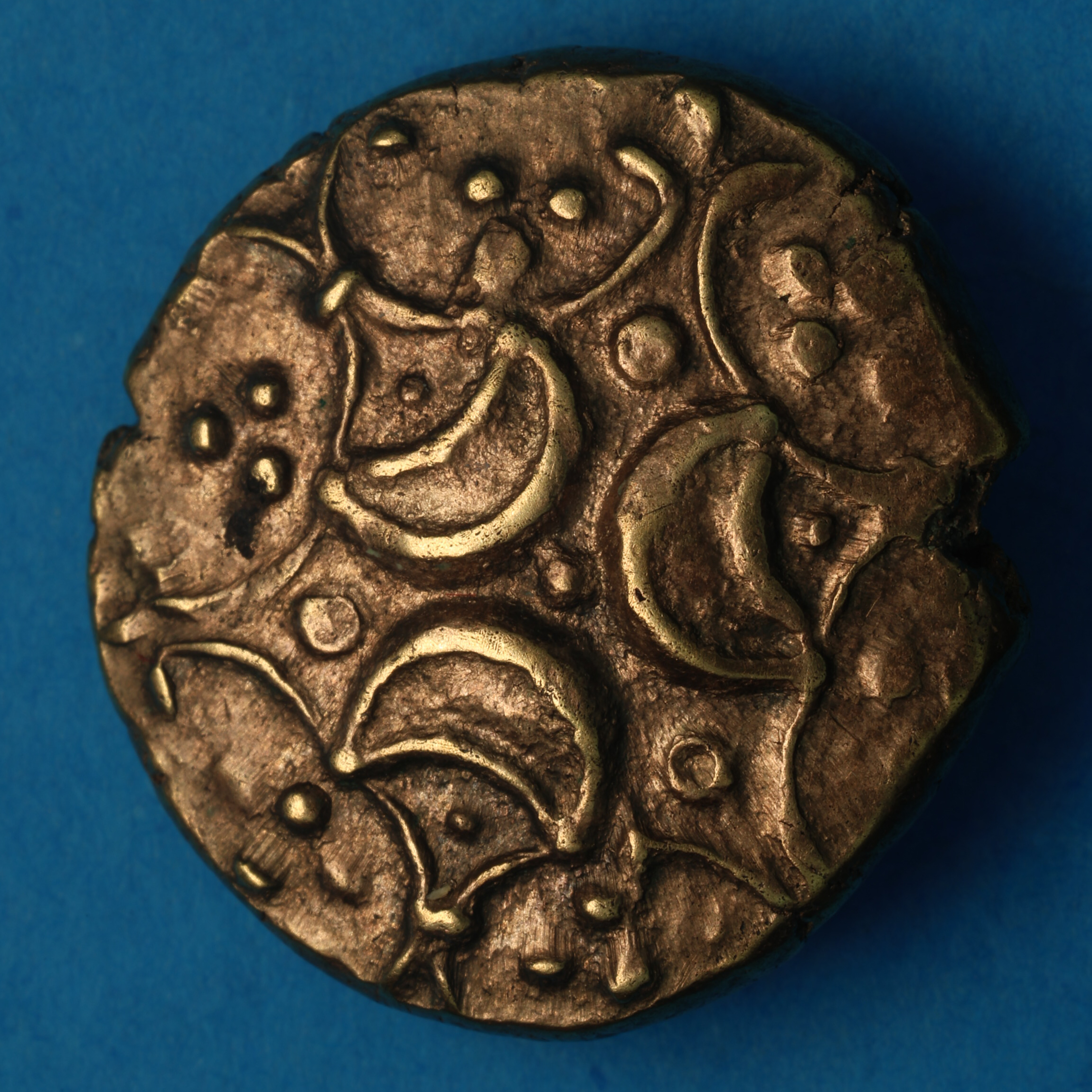 Iceni Ecen c. AD 10-43 Ecen Triple Moons Gold Stater *Excessively Rare* - Image 4