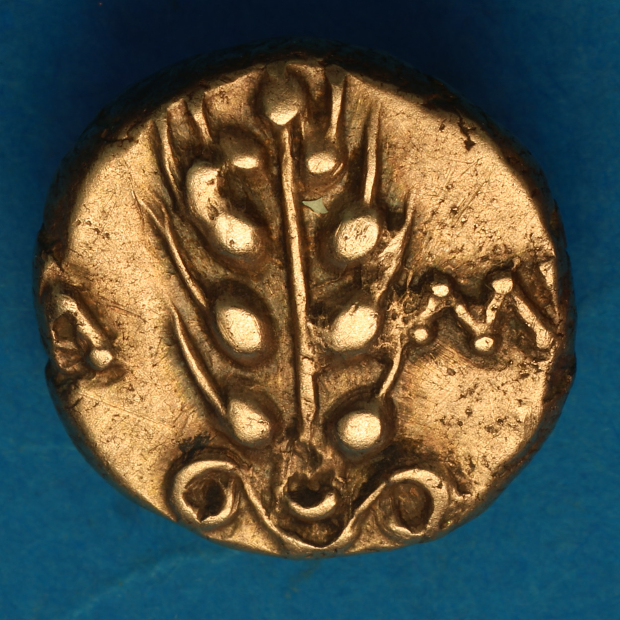 Catuvellaunii & Trinovantes Cunobelinus c. AD 8-40 Classic Type Gold Quarter Stater *Very Rare* - Image 4
