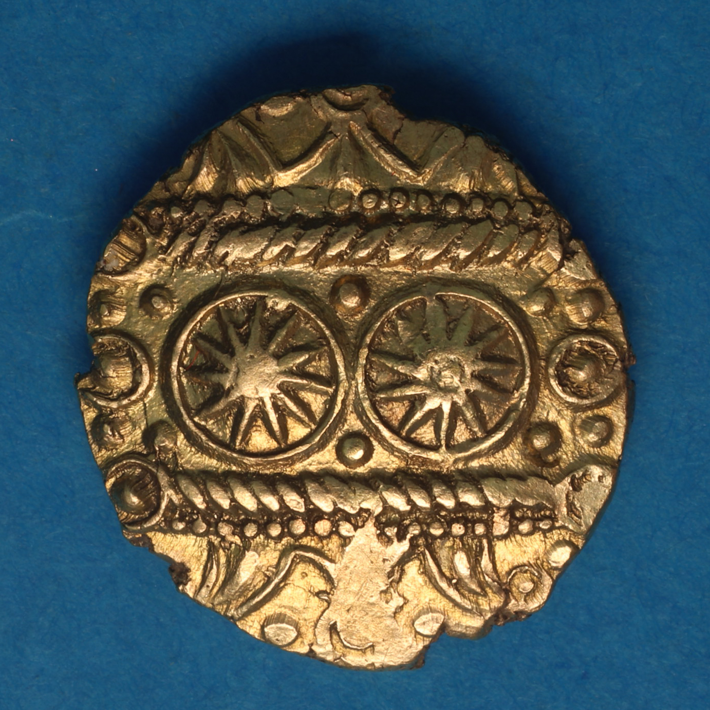 Belgae 1st Century BC Three Wheeler Gold Quarter Stater *Excessively Rare* - Image 4