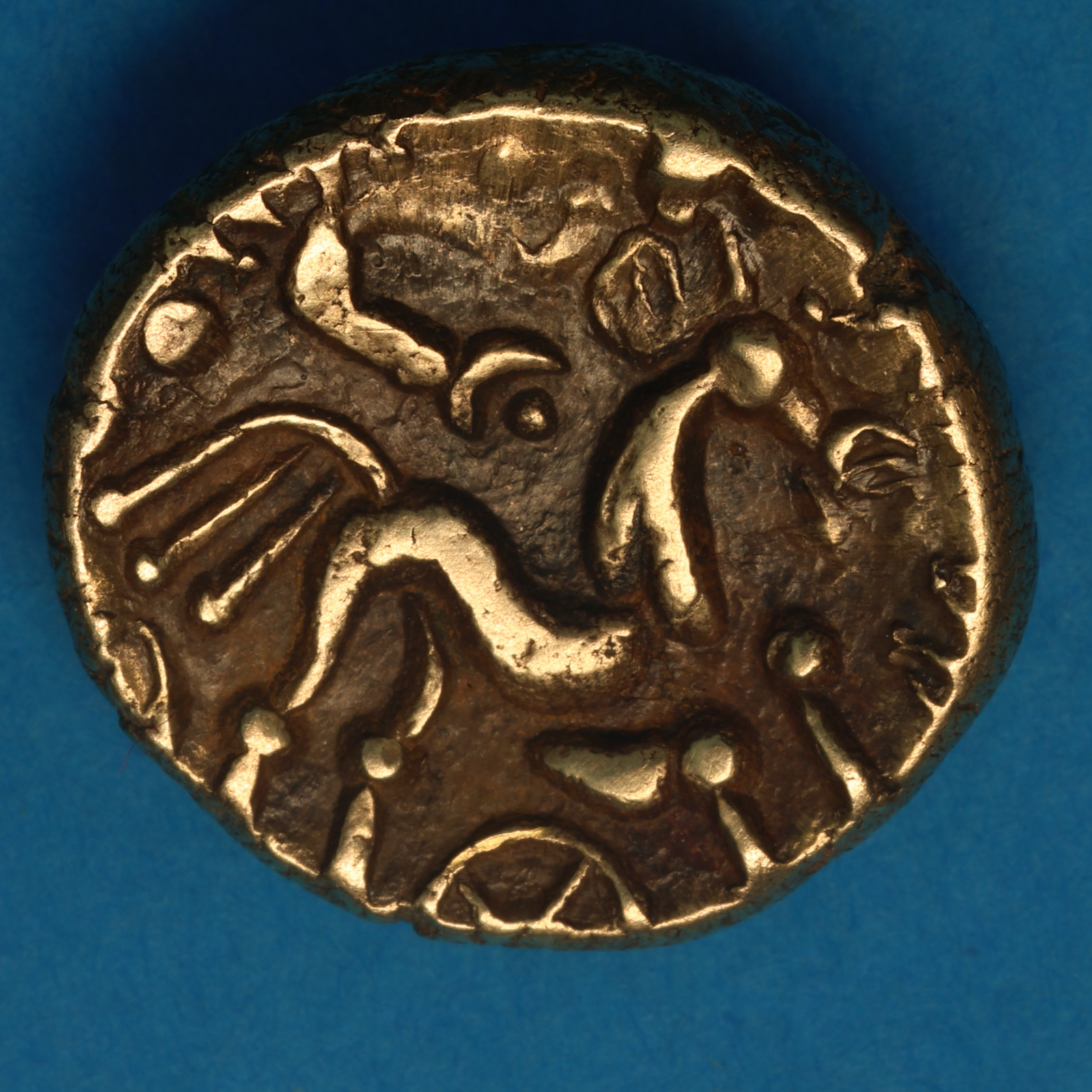 Regini & Atrebates Commios c. 50-25 BC Commios Lawrence Gold Stater *Excessively Rare* - Image 3