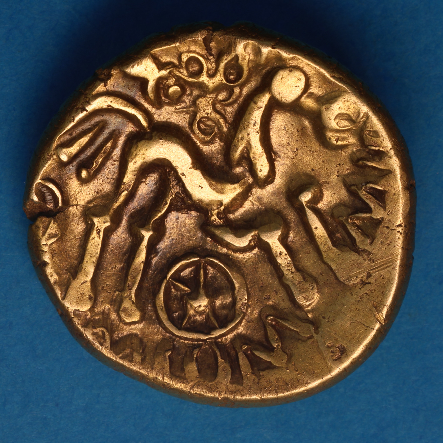 Regini & Atrebates Commios c. 50-25 BC Commios Muzzles Gold Stater *Rare* - Image 3