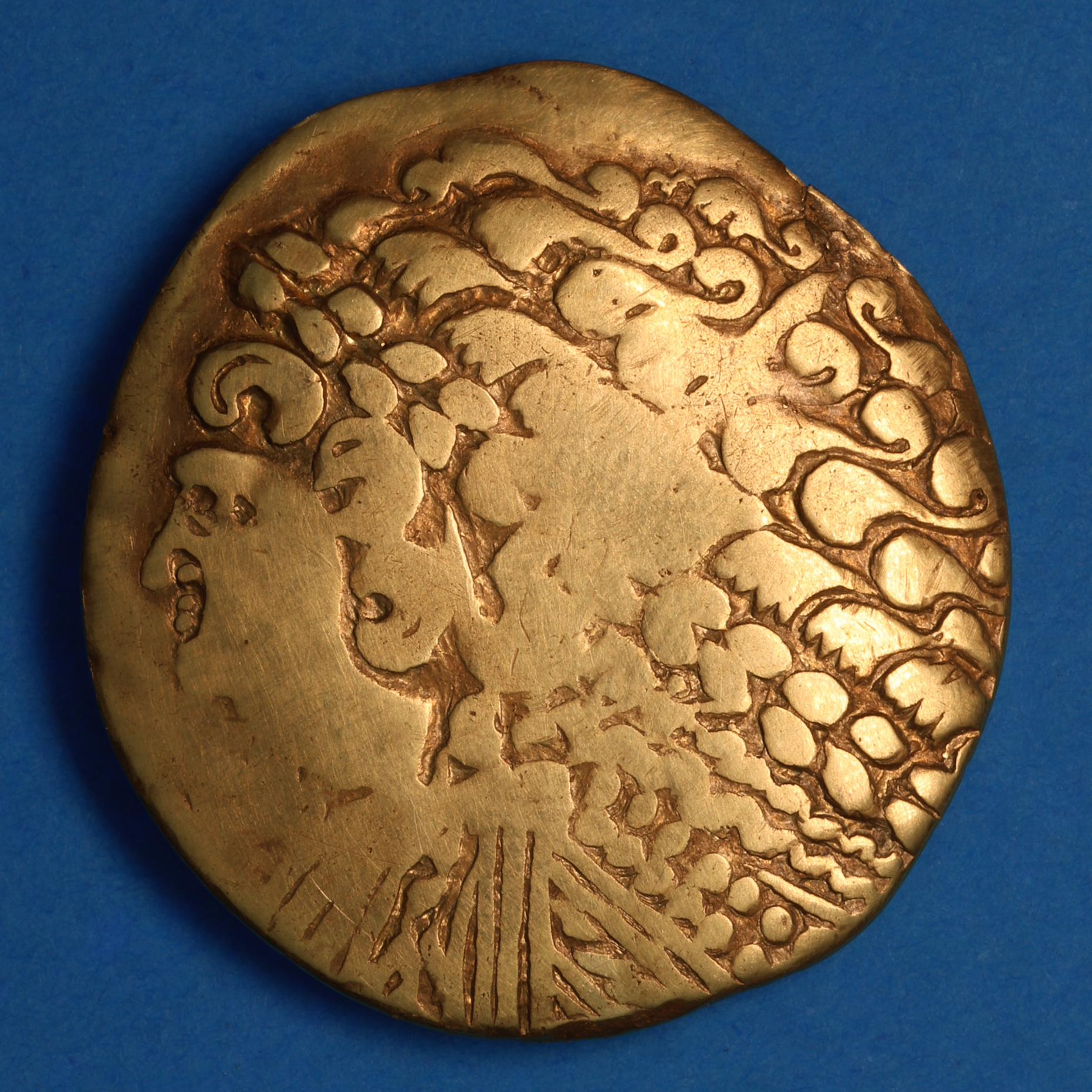 Gallo Belgic Bellovaci 2nd Century BC Broad Flan Gold Stater - Image 3