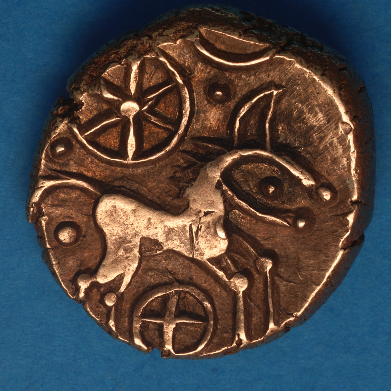 Iceni 1st Century BC Freckenham Flower Two Wheels Type Gold Stater *Scarce* - Image 3