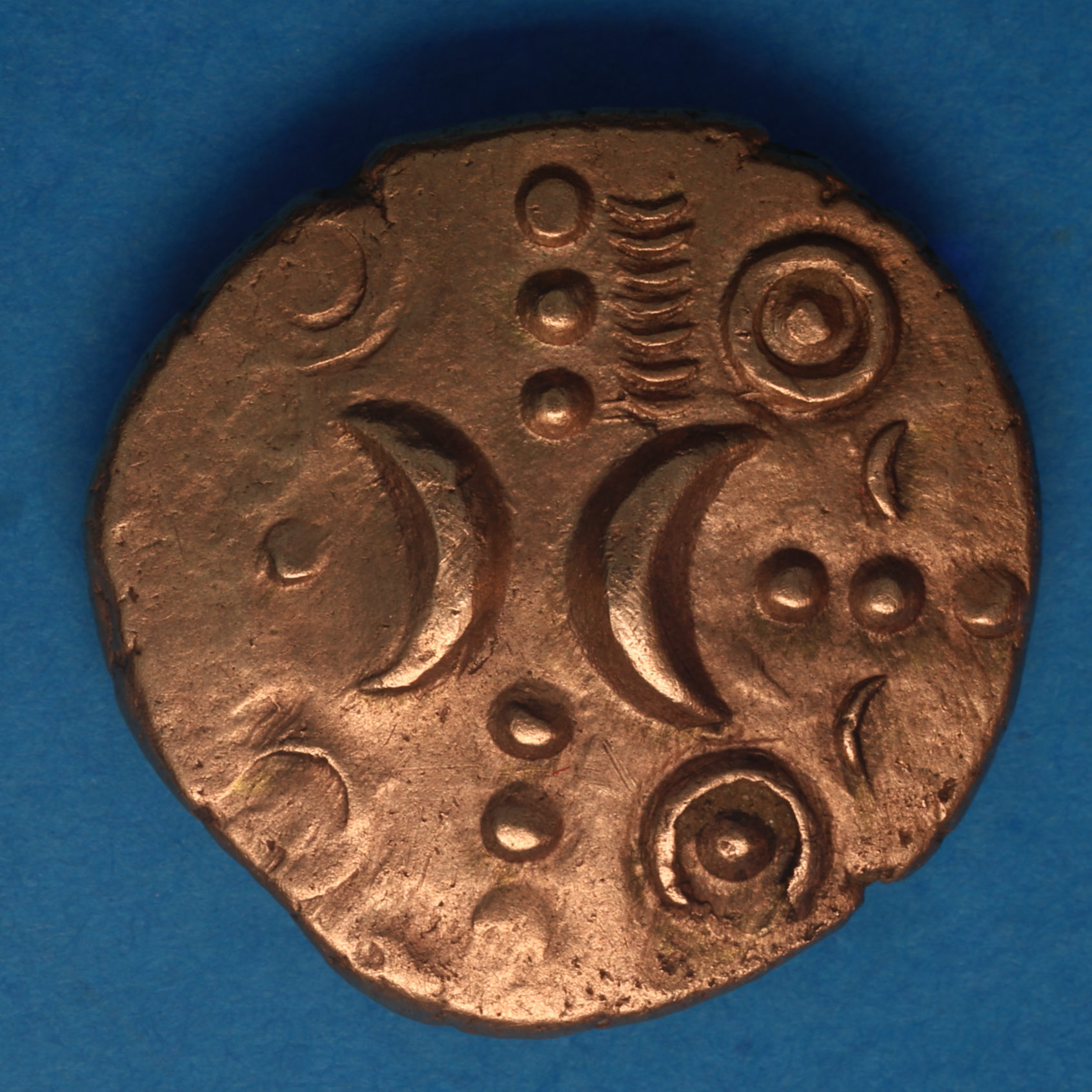 Iceni 1st Century BC Freckenham Crescents Moon Faces Type Gold Stater *Extremely Rare* - Image 4