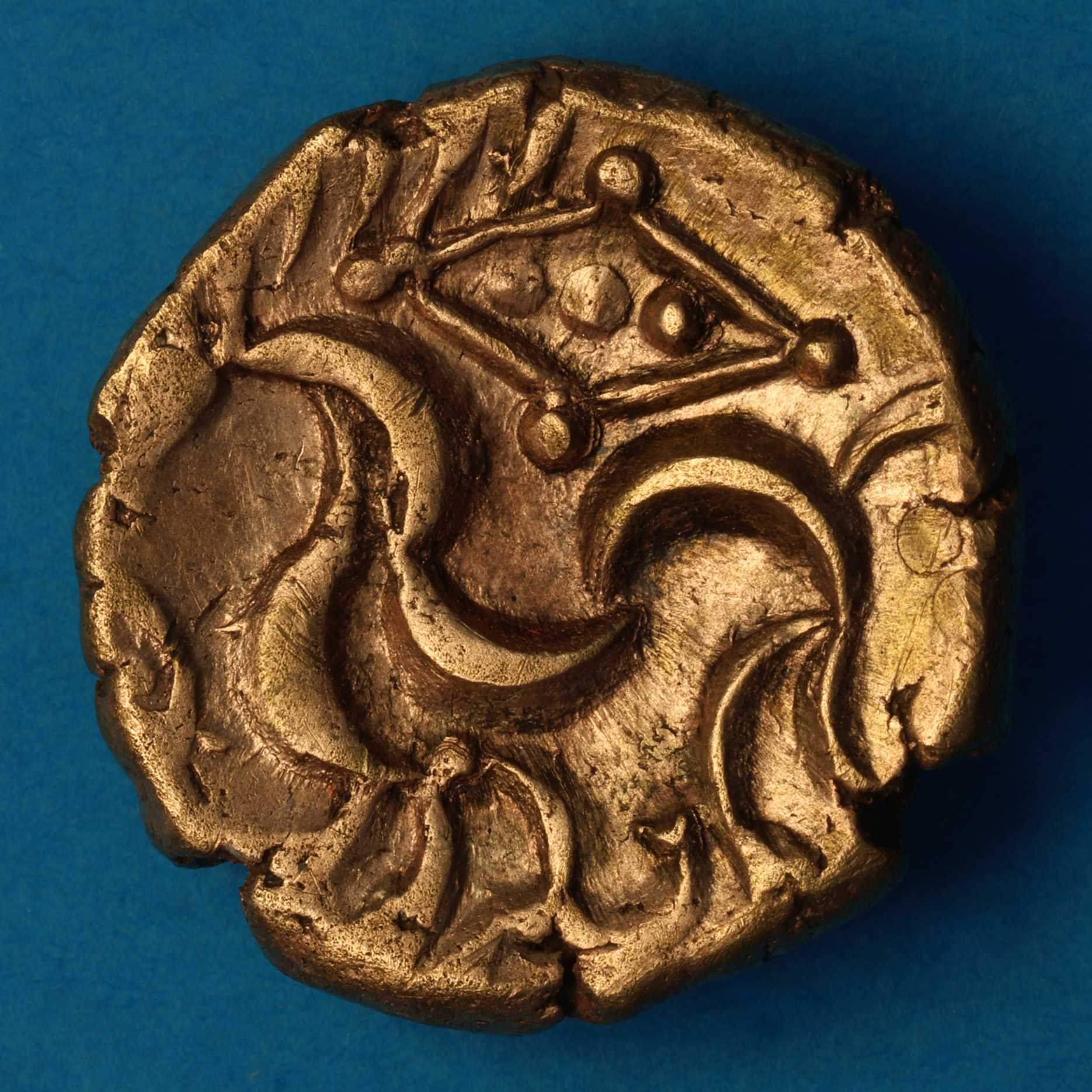 Corieltavi late 1st Century BC 3 Pellet Kite Gold Stater *Excessively Rare* - Image 3