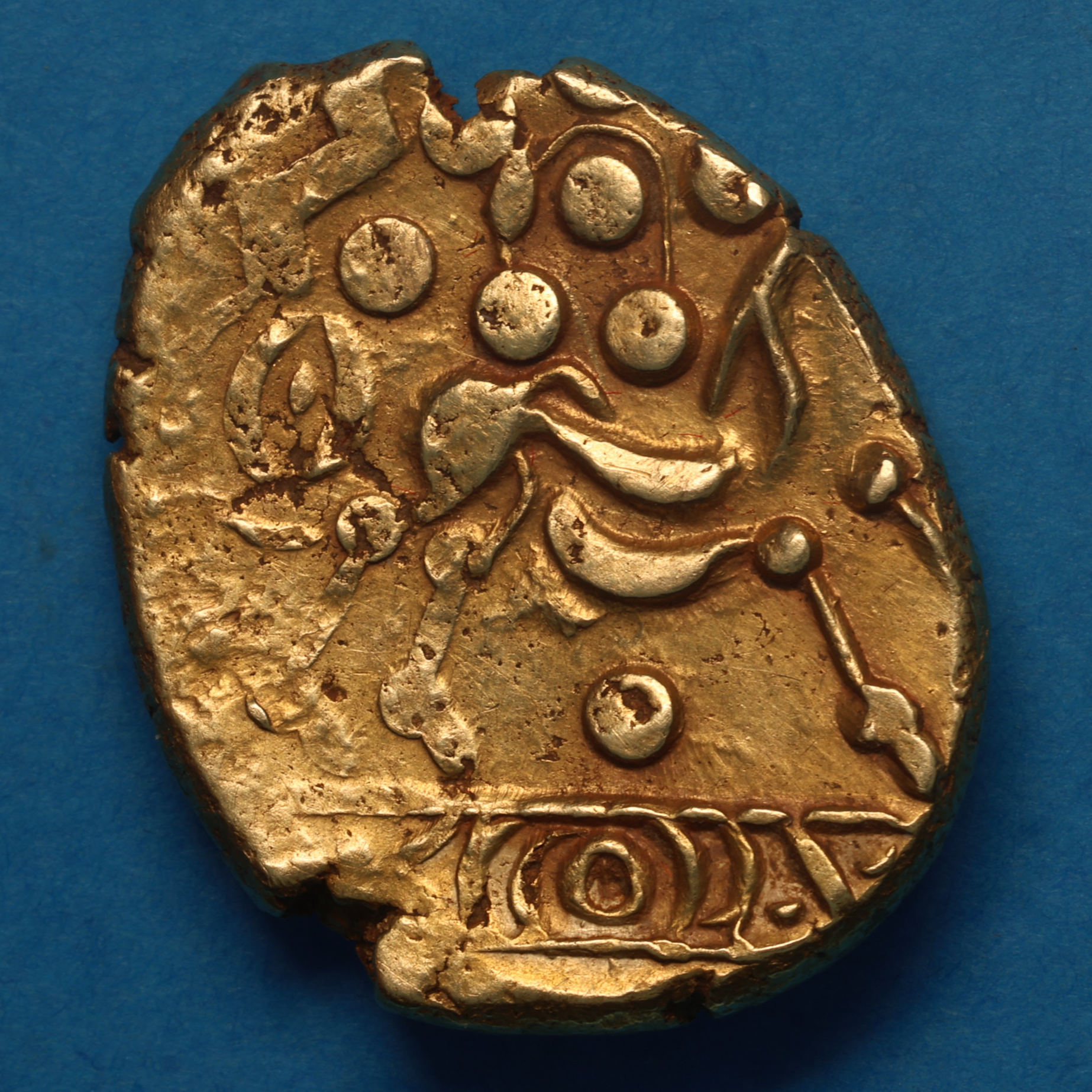 Catuvellauni 1st Century BC Ingoldisthorpe Crescents Gold Stater *Extremely Rare* - Image 3