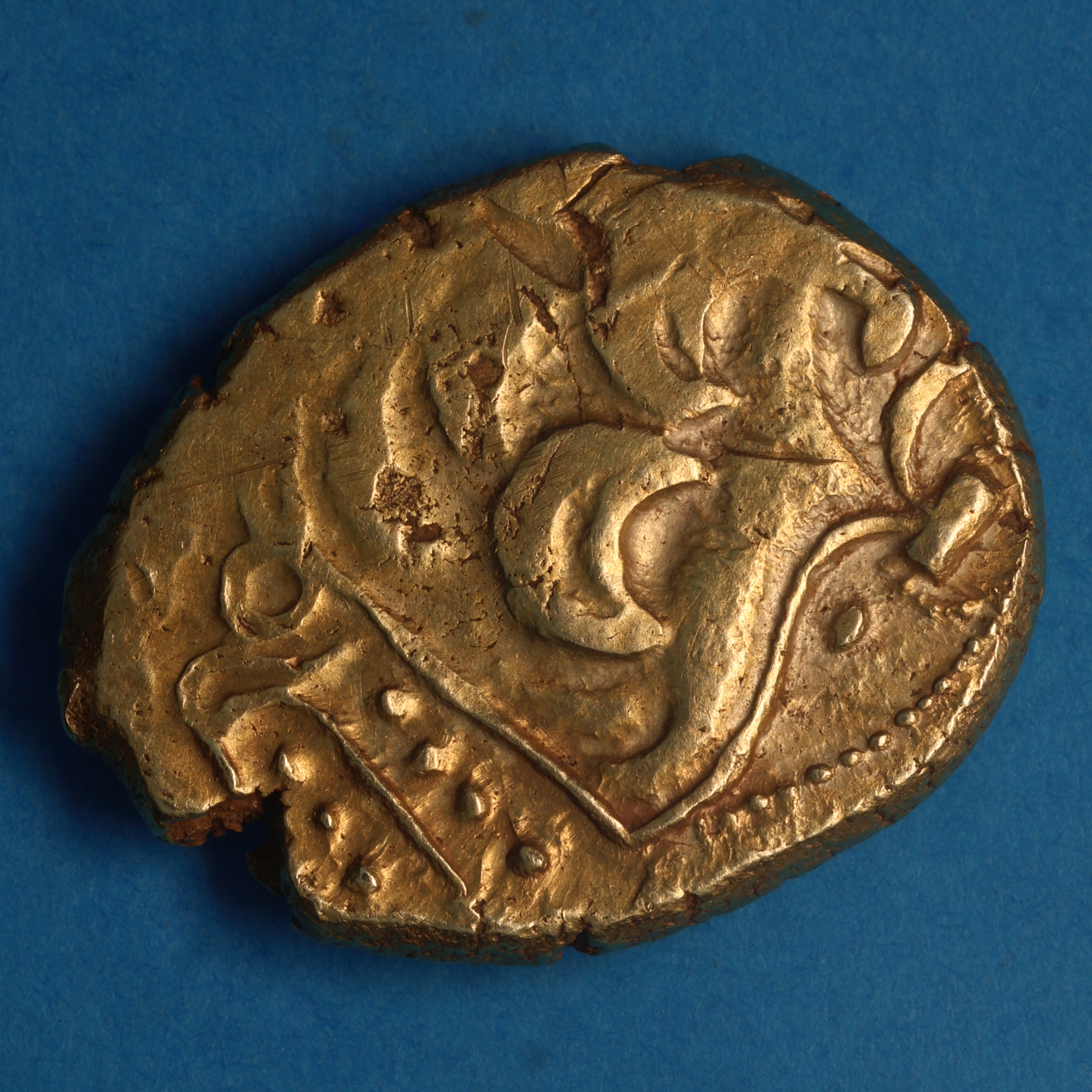 Catuvellauni 1st Century BC Ingoldisthorpe Crescents Gold Stater *Extremely Rare* - Image 4