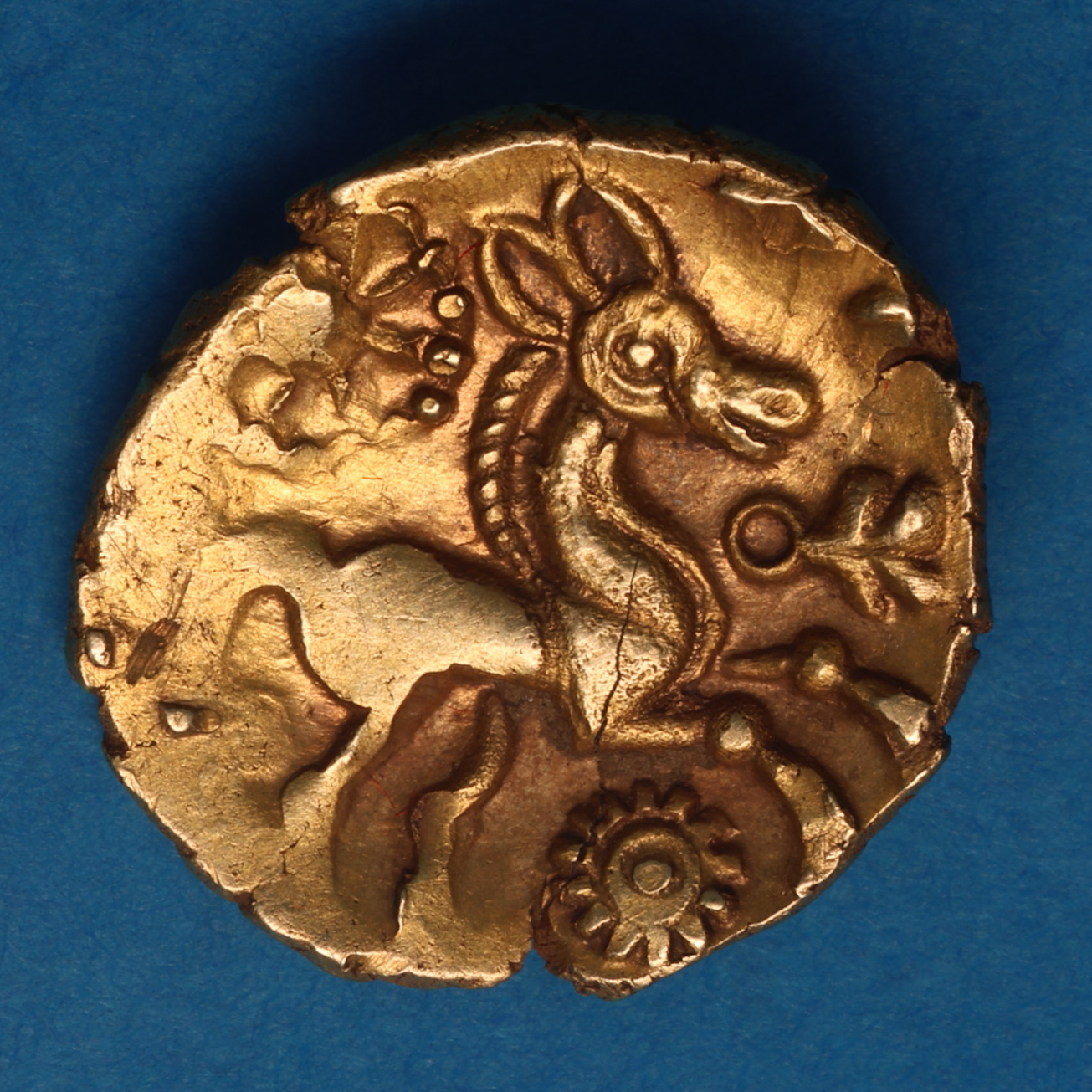 Catuvellauni 1st Century BC Harlow Wheel Gold Quarter Stater *Extremely Rare* - Image 3