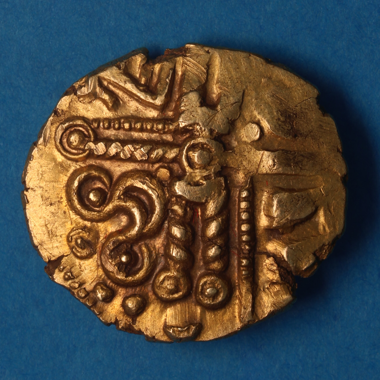 Catuvellauni 1st Century BC Harlow Wheel Gold Quarter Stater *Extremely Rare* - Image 4