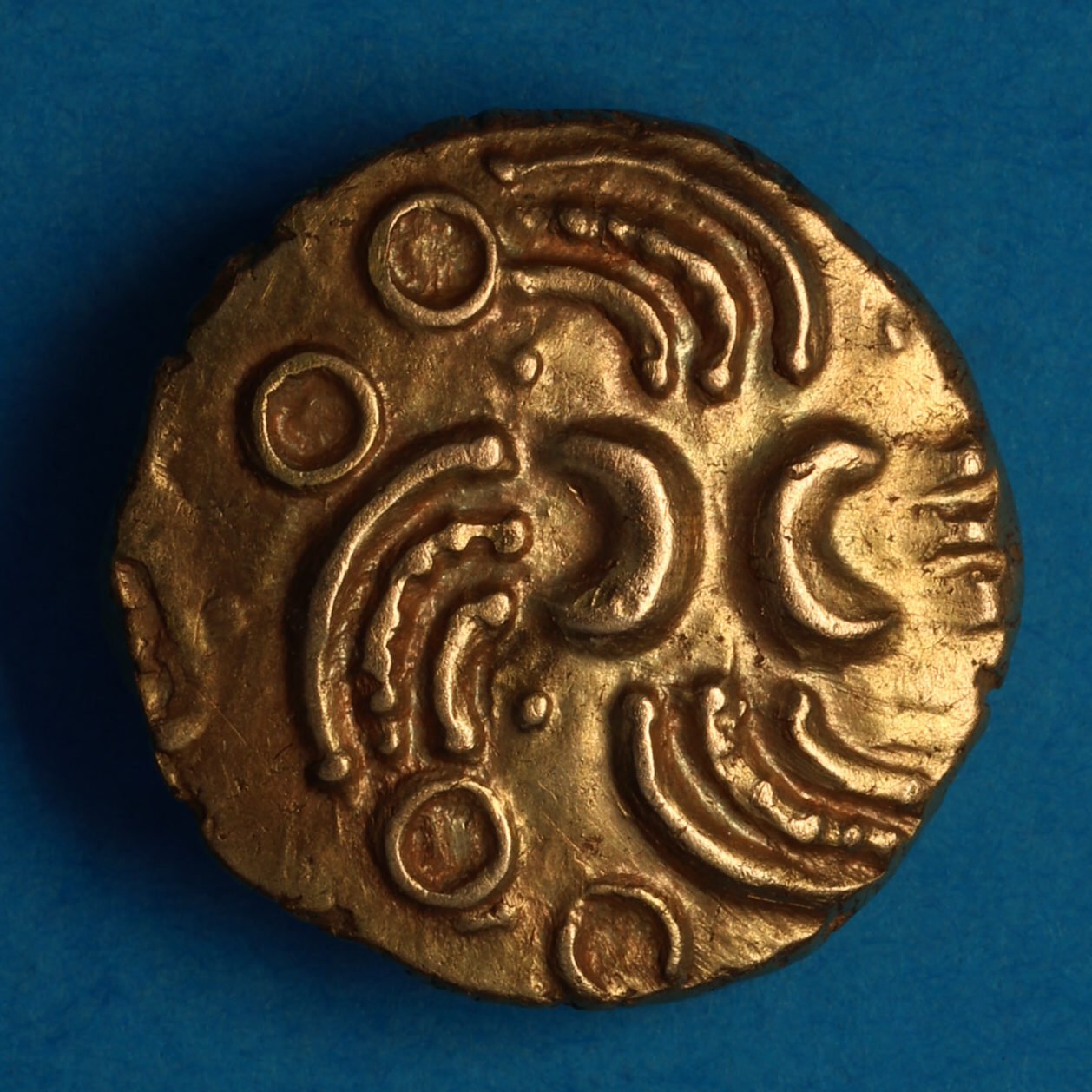Catuvellauni Tasciovanos c. 25 BC-AD 10 Rings Gold Quarter Stater *Excessively Rare* - Image 4